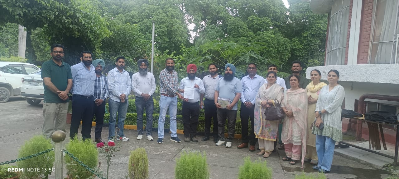लेक्चरर एसोसिएशन ने जूनियर लेक्चरर्स को सीनियर बनाने की नीति के खिलाफ सौंपा ज्ञापन